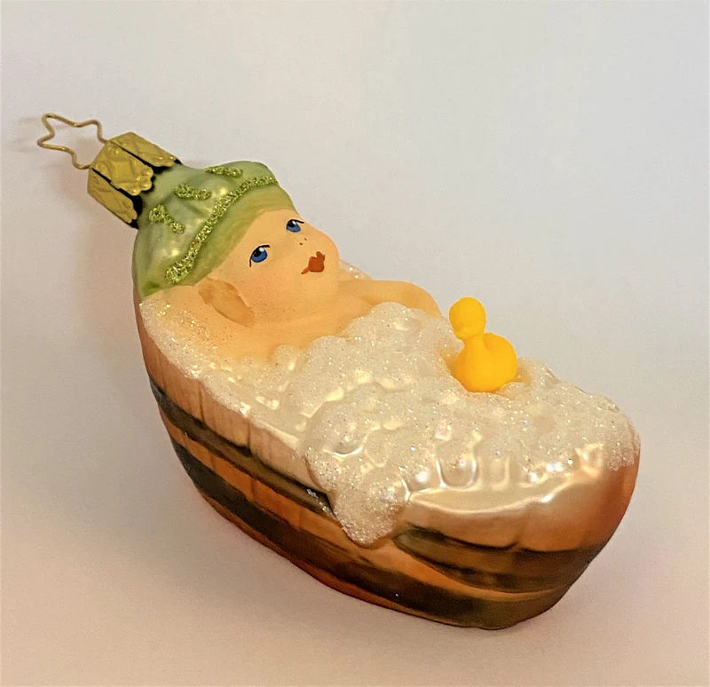 Kind badet mit der Quietsch-Ente im Badezuber