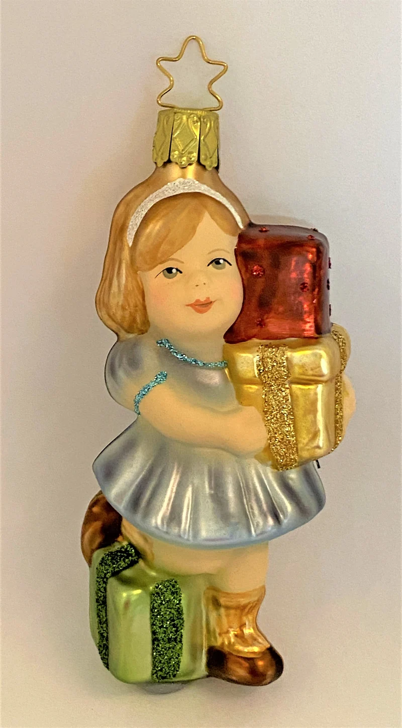 Kleines Mädchen mit vielen Geschenken