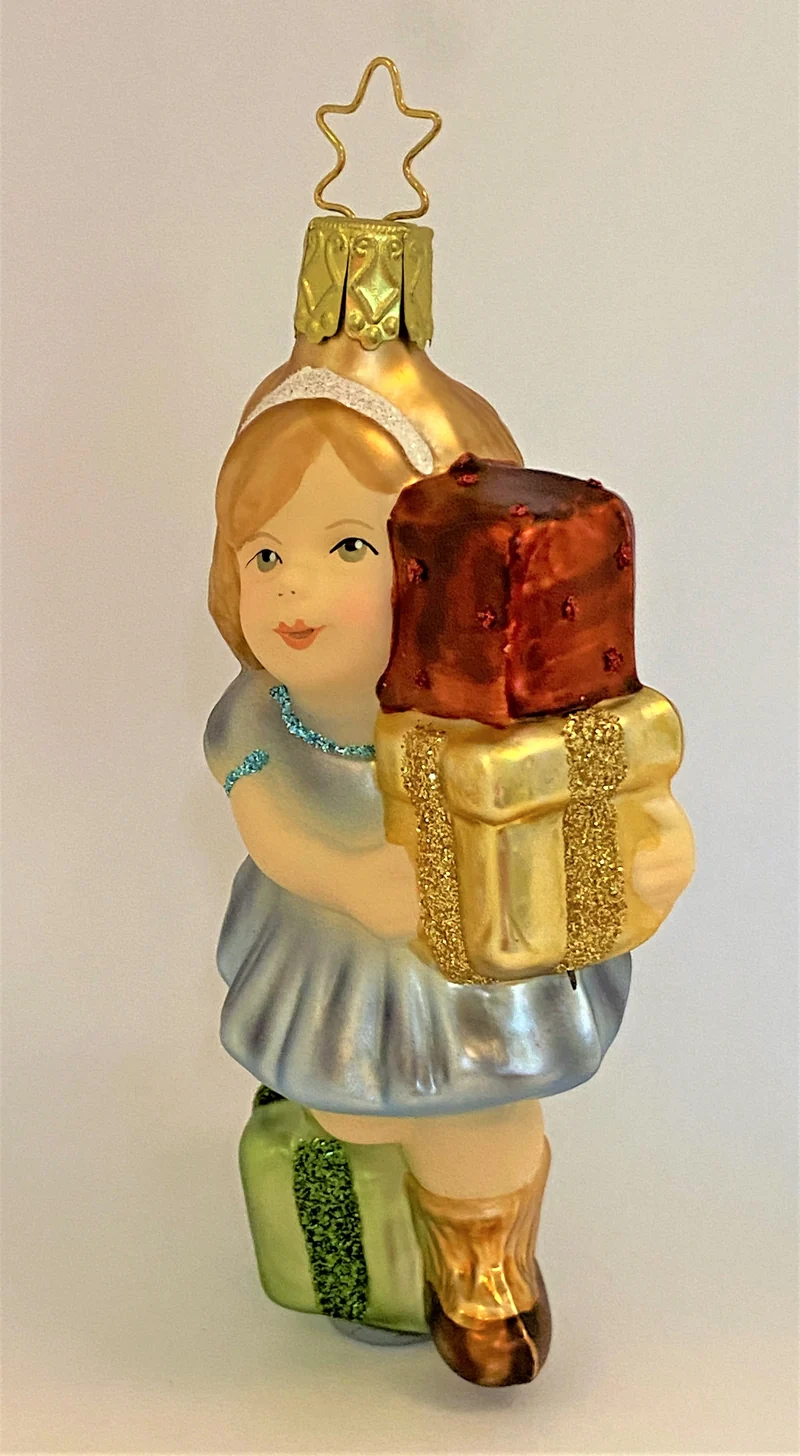 Kleines Mädchen mit vielen Geschenken