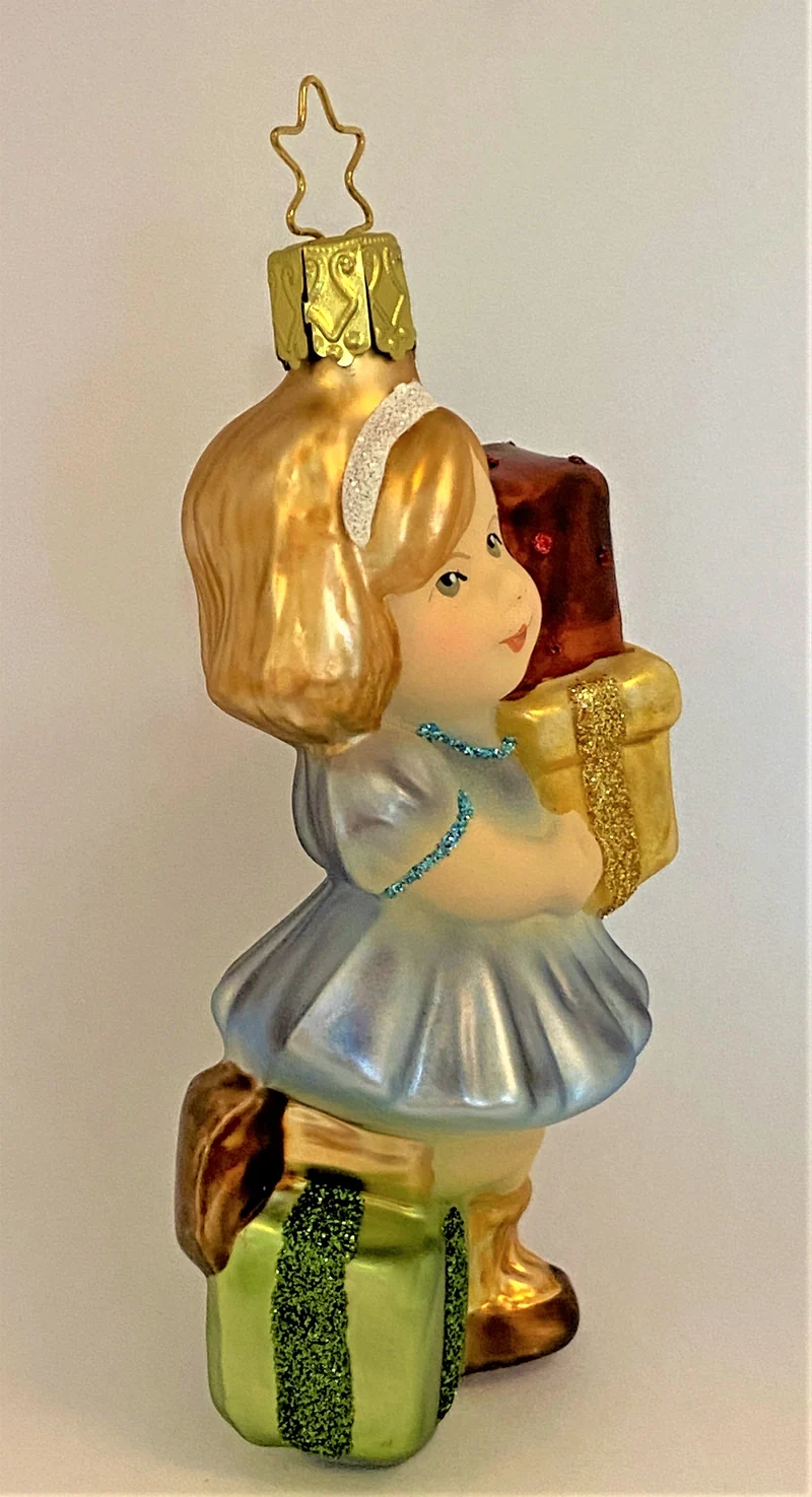 Kleines Mädchen mit vielen Geschenken