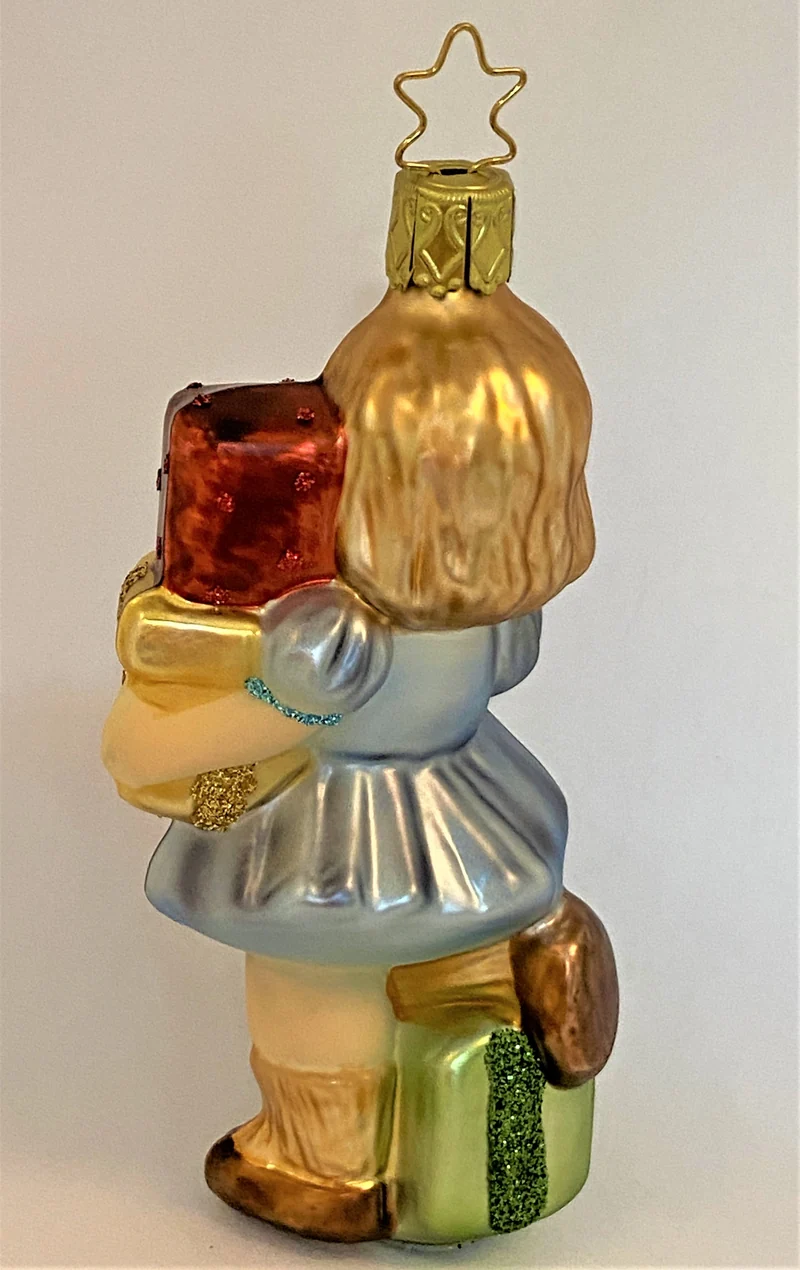 Kleines Mädchen mit vielen Geschenken