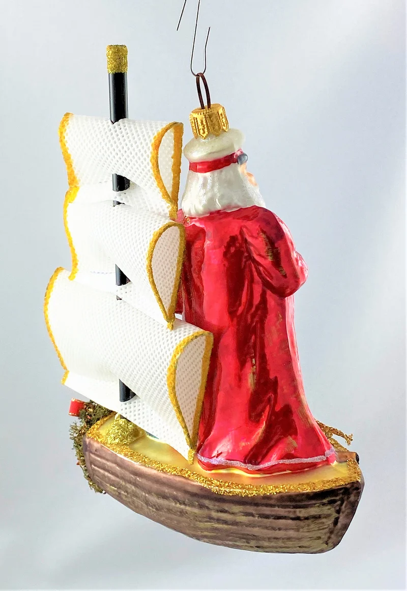 Seefahrer Santa bringt die Geschenke mit der Windjammer