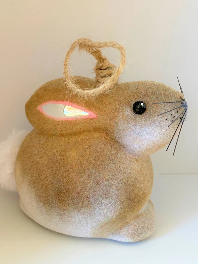Braunweisser flauschiger Osterhase