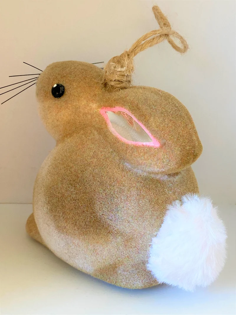 Braunweisser flauschiger Osterhase