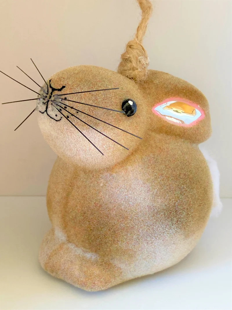 Braunweisser flauschiger Osterhase