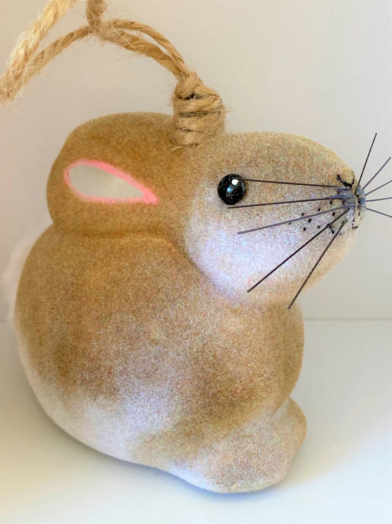 Braunweisser flauschiger Osterhase