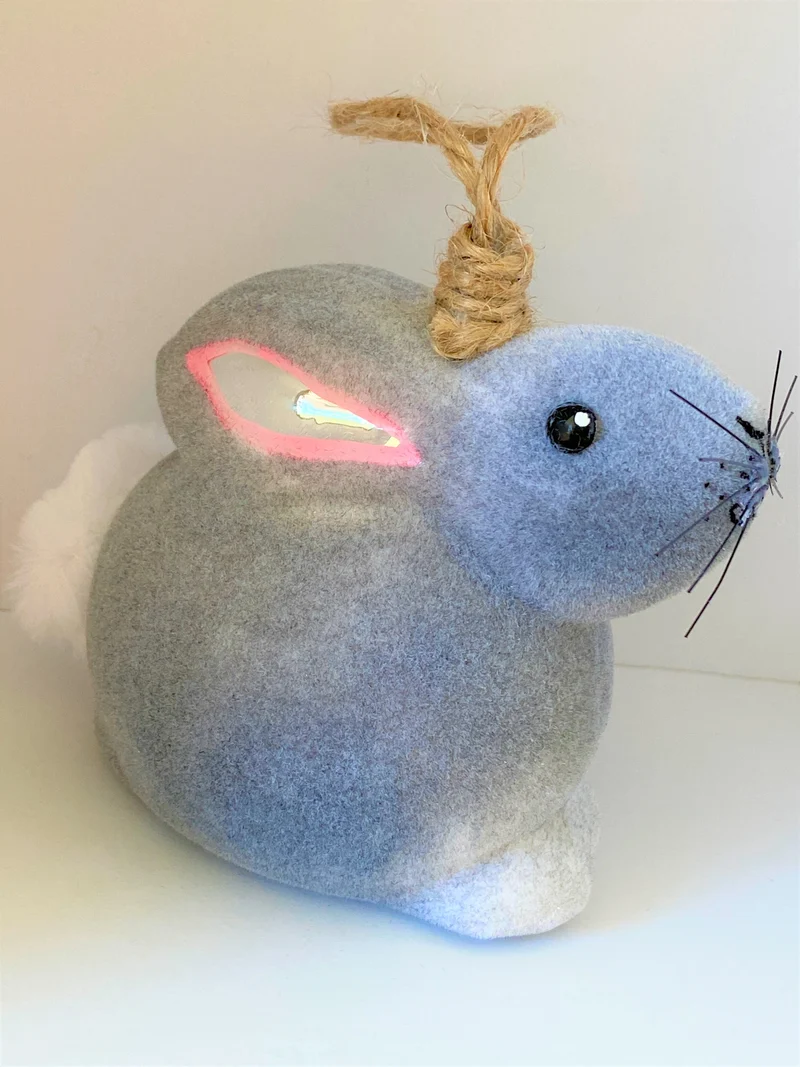 Grauer flauschiger Osterhase