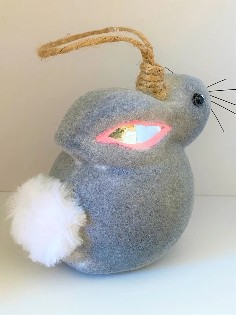 Grauer flauschiger Osterhase