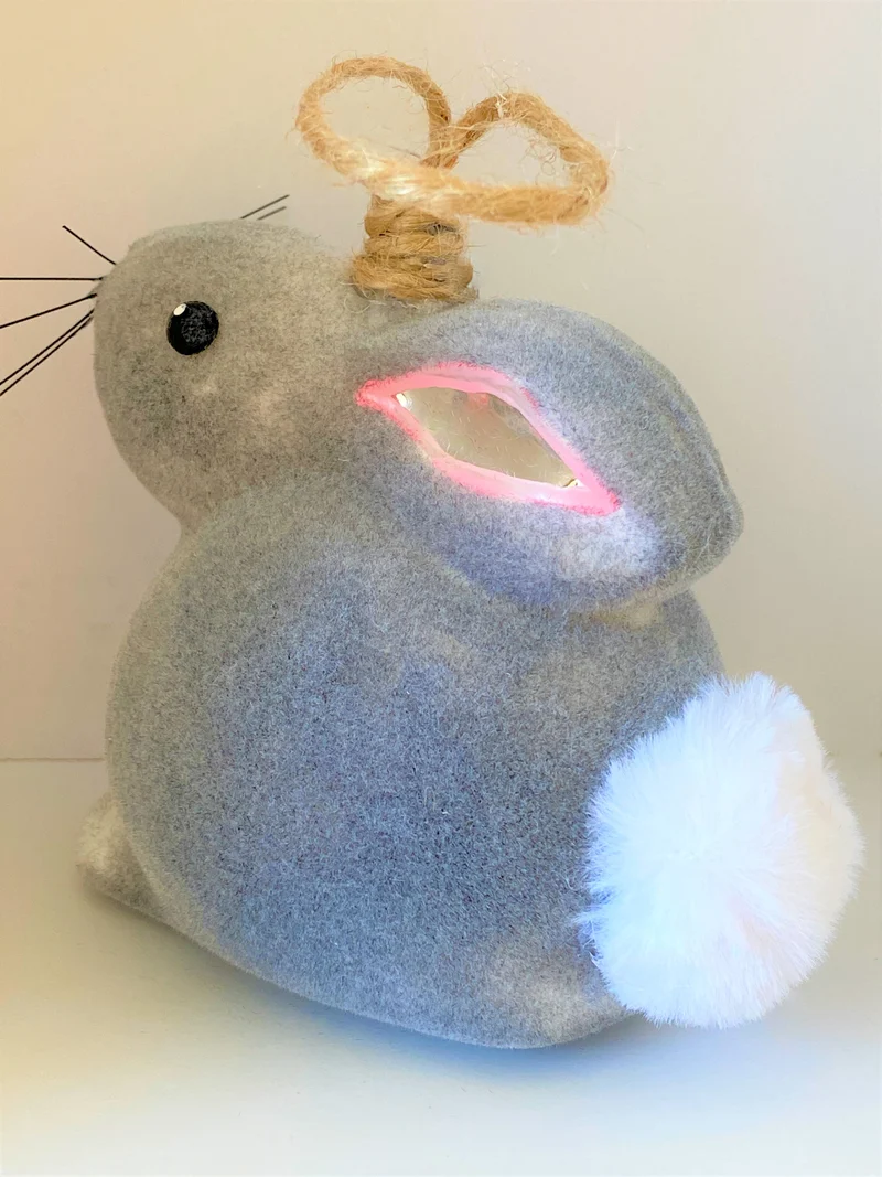 Grauer flauschiger Osterhase