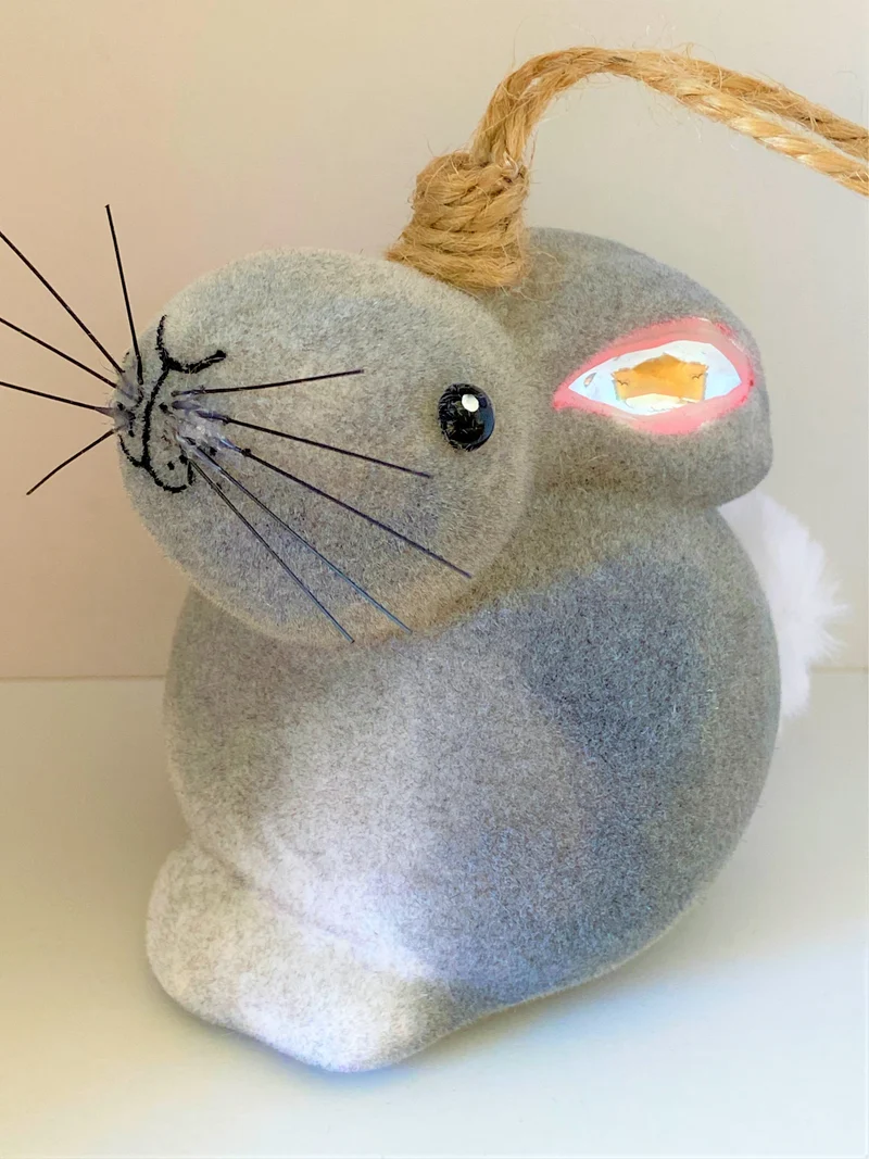 Grauer flauschiger Osterhase