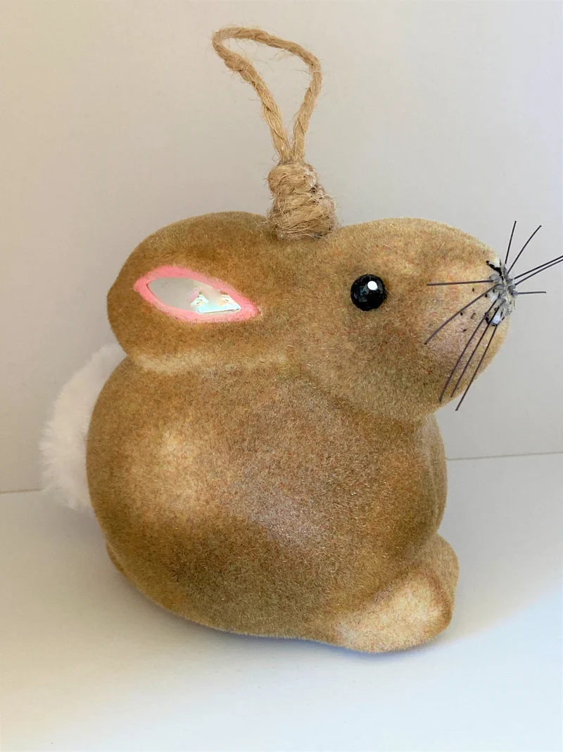 Brauner flauschiger Osterhase