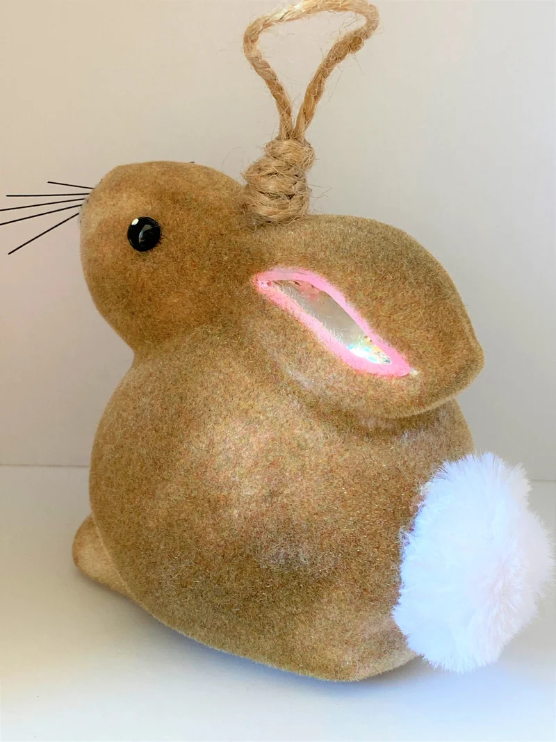 Brauner flauschiger Osterhase