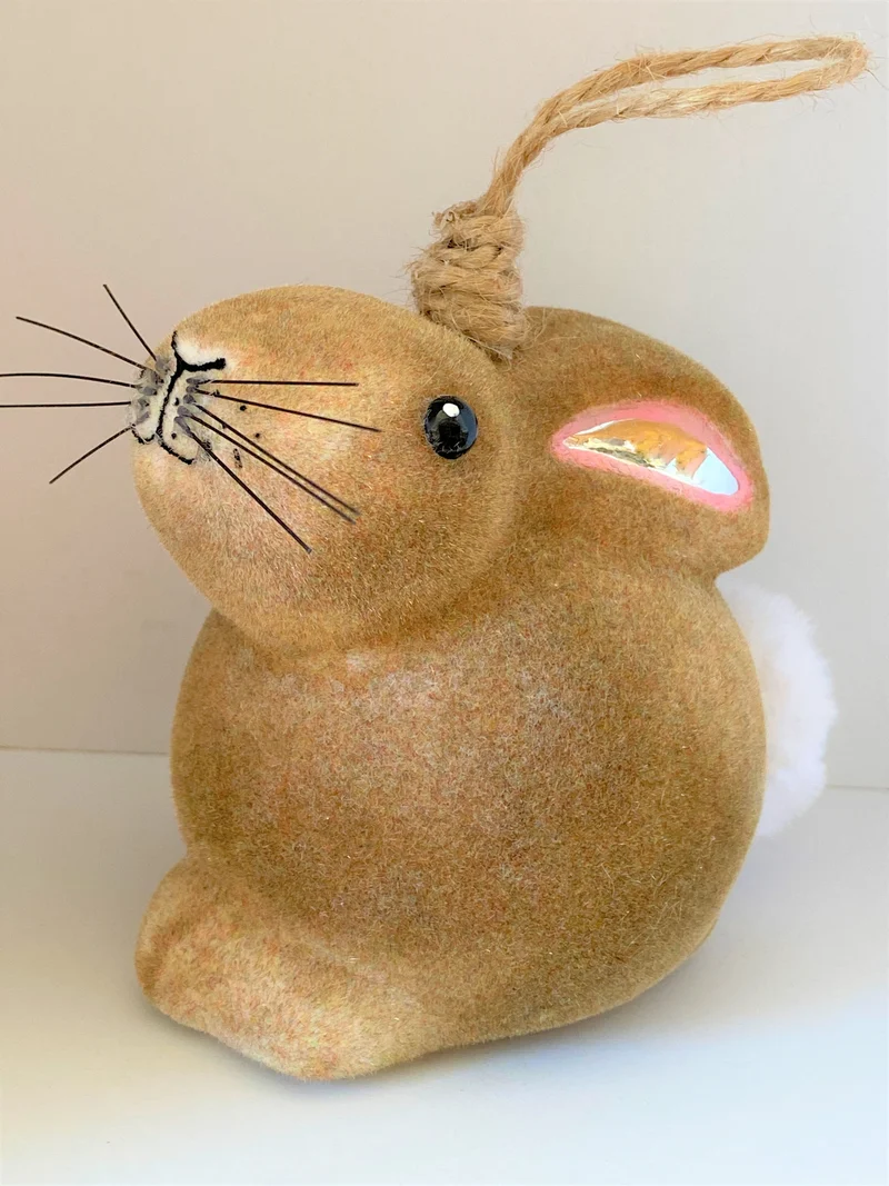 Brauner flauschiger Osterhase
