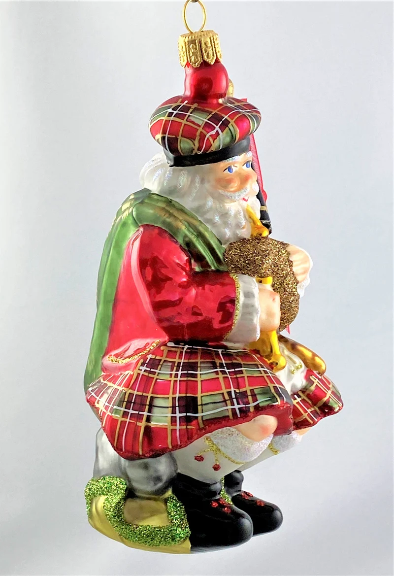 Weihnachtsmann im Schotten-Rock spielt den Dudelsack
