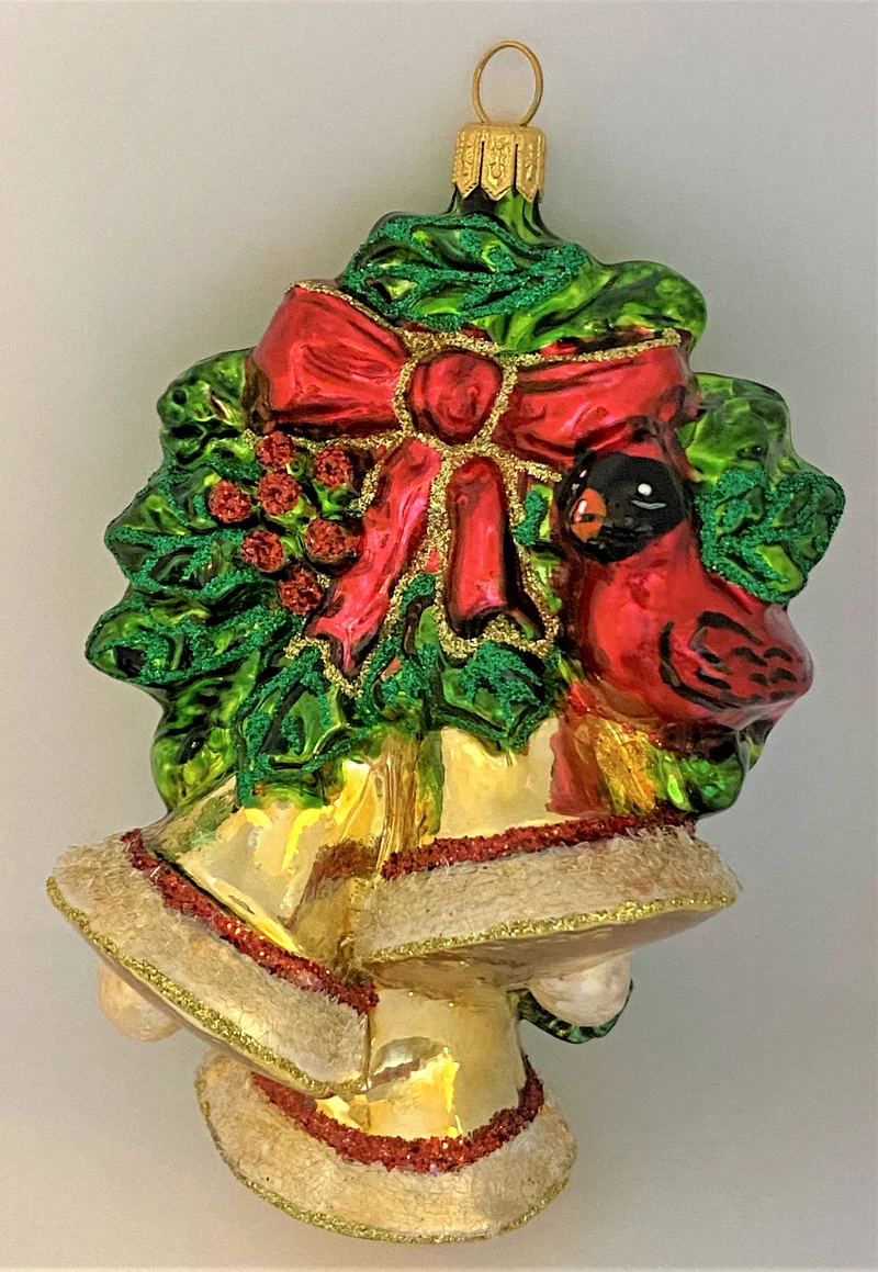 Roter Kardinal sitzt auf Weihnachtsglocken