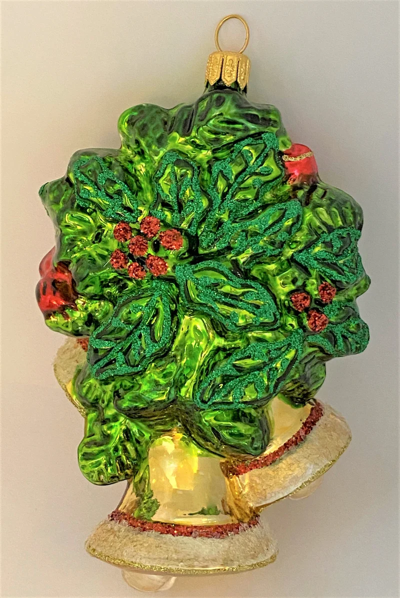 Roter Kardinal sitzt auf Weihnachtsglocken