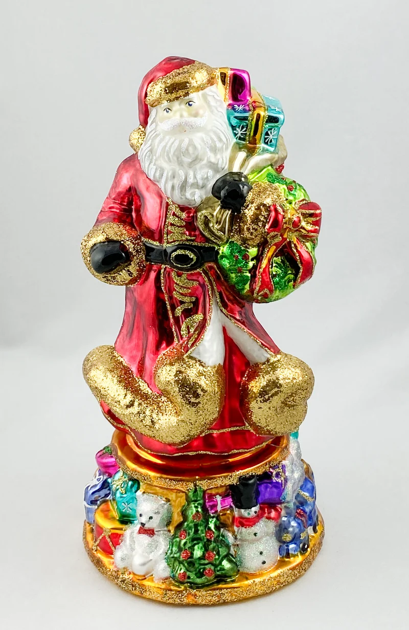 Santa-Klaus auf verziertem Sockel