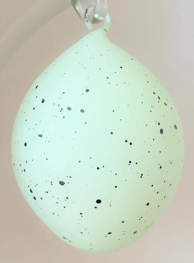 Hellgrünes Osterei mit Küken