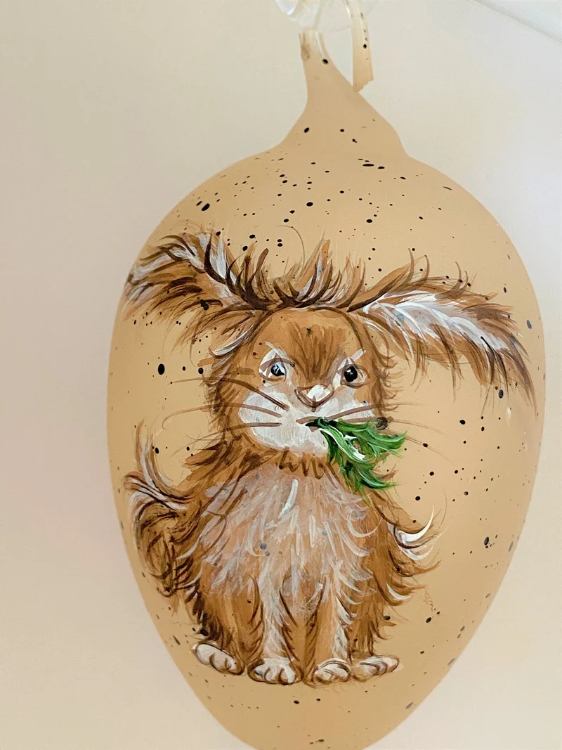 Hellbraunes Osterei mit witzigem Osterhase