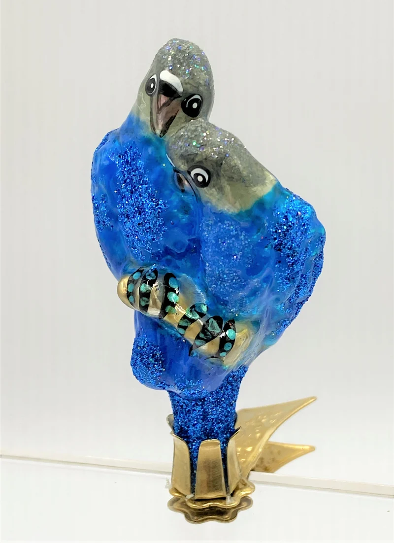 kleines Papageienpaar auf Clip, blau