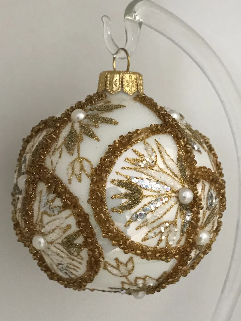 Kugel weiss mit üppigem Gold-Dekor