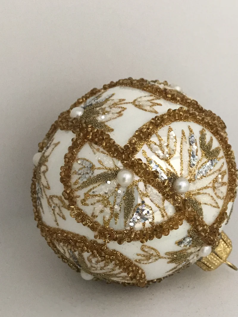 Kugel weiss mit üppigem Gold-Dekor