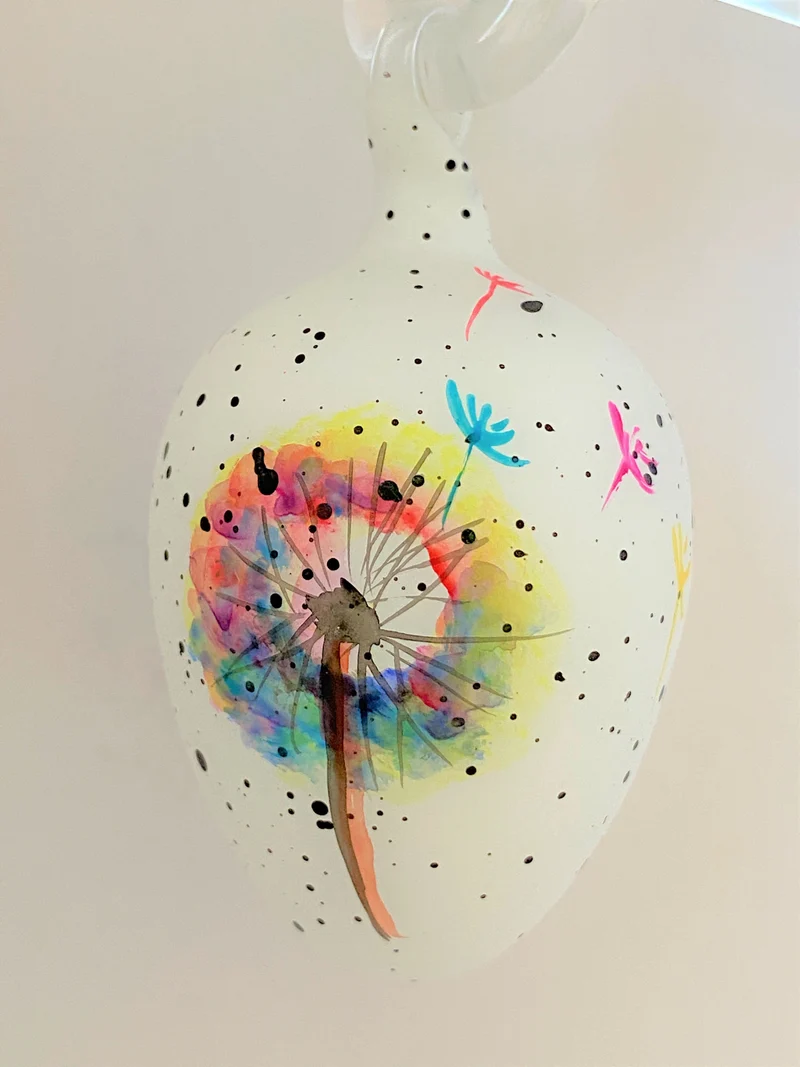 Weisses Osterei mit Pusteblume
