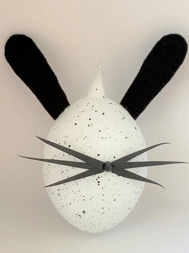 Weisses Osterei meint es wäre der Osterhase