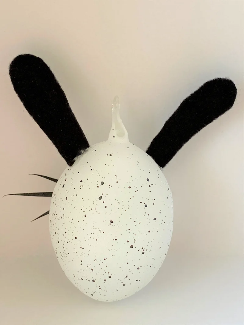 Weisses Osterei meint es wäre der Osterhase