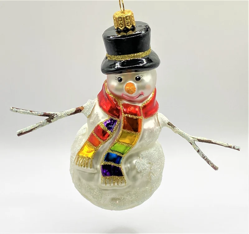 Schneemann mit buntem Schal