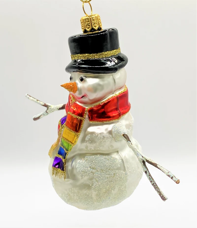 Schneemann mit buntem Schal