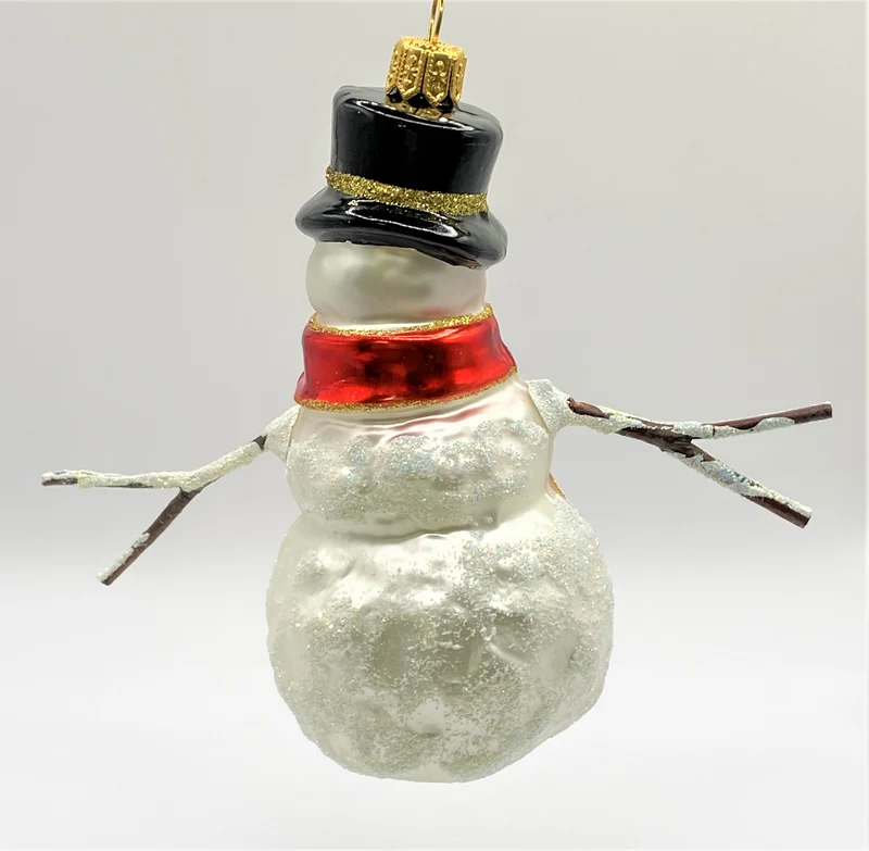 Schneemann mit buntem Schal