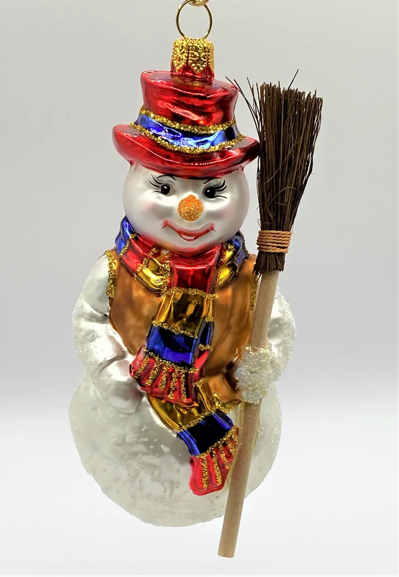 Schneemann mit rotem Hut und Reisig-Besen