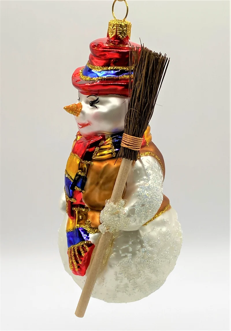 Schneemann mit rotem Hut und Reisig-Besen
