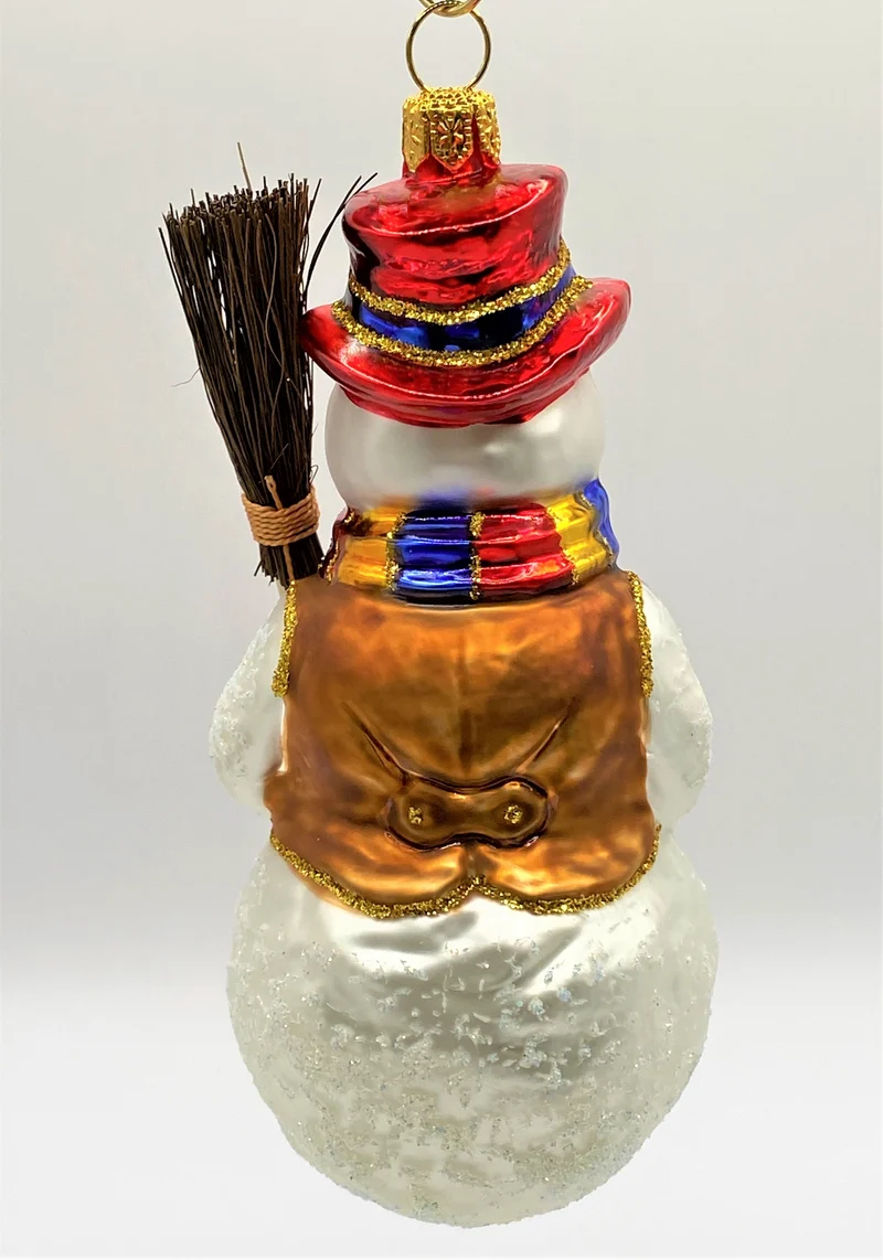 Schneemann mit rotem Hut und Reisig-Besen