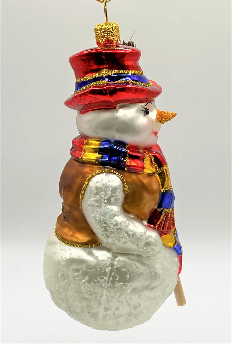 Schneemann mit rotem Hut und Reisig-Besen