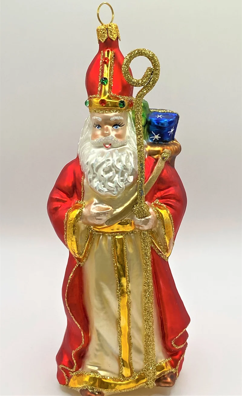 Heiliger Nikolaus freut sich die Geschenke an die Kinder zu verteilen