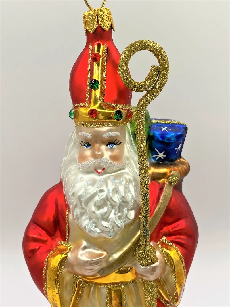 Heiliger Nikolaus freut sich die Geschenke an die Kinder zu verteilen
