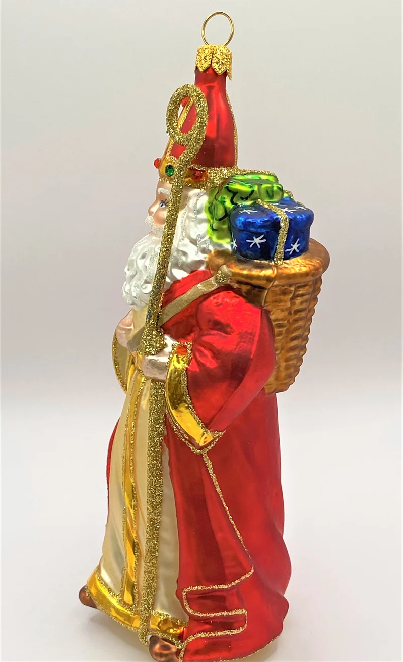 Heiliger Nikolaus freut sich die Geschenke an die Kinder zu verteilen