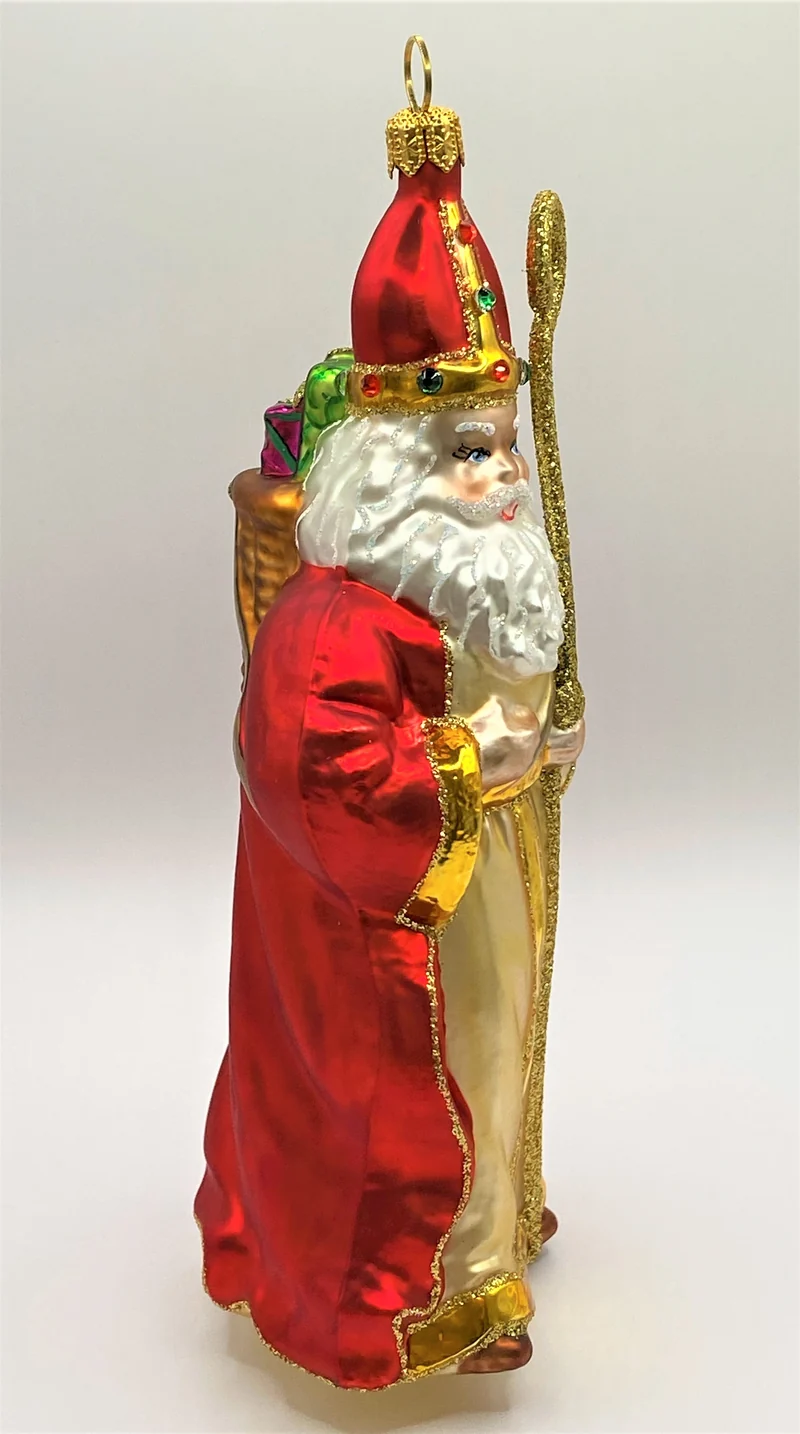 Heiliger Nikolaus freut sich die Geschenke an die Kinder zu verteilen