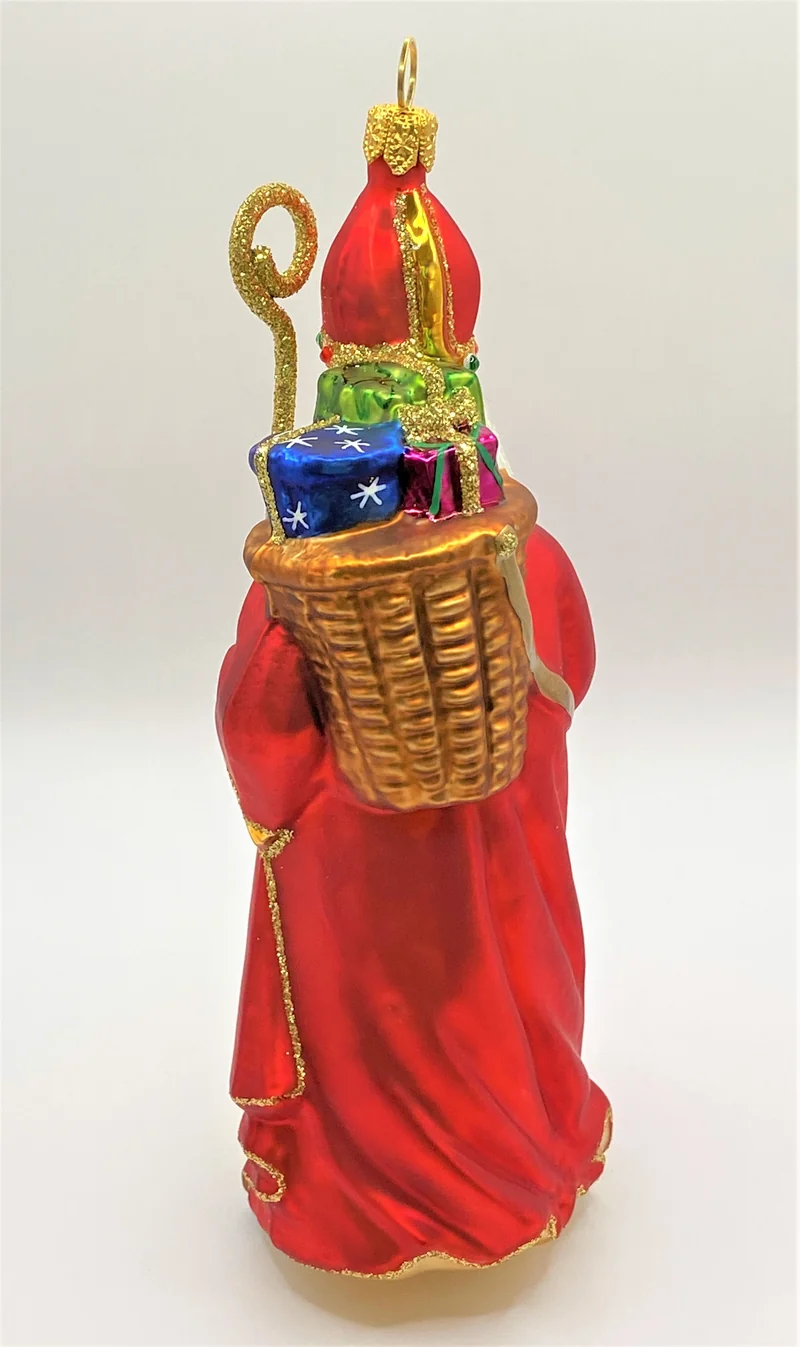 Heiliger Nikolaus freut sich die Geschenke an die Kinder zu verteilen
