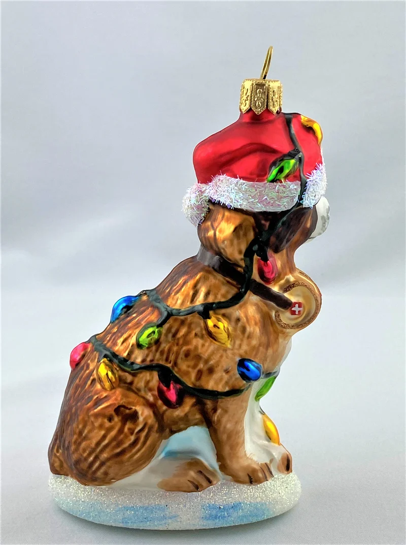 Bernhardiner spielt mit der Christ-Baum-Lichterkette