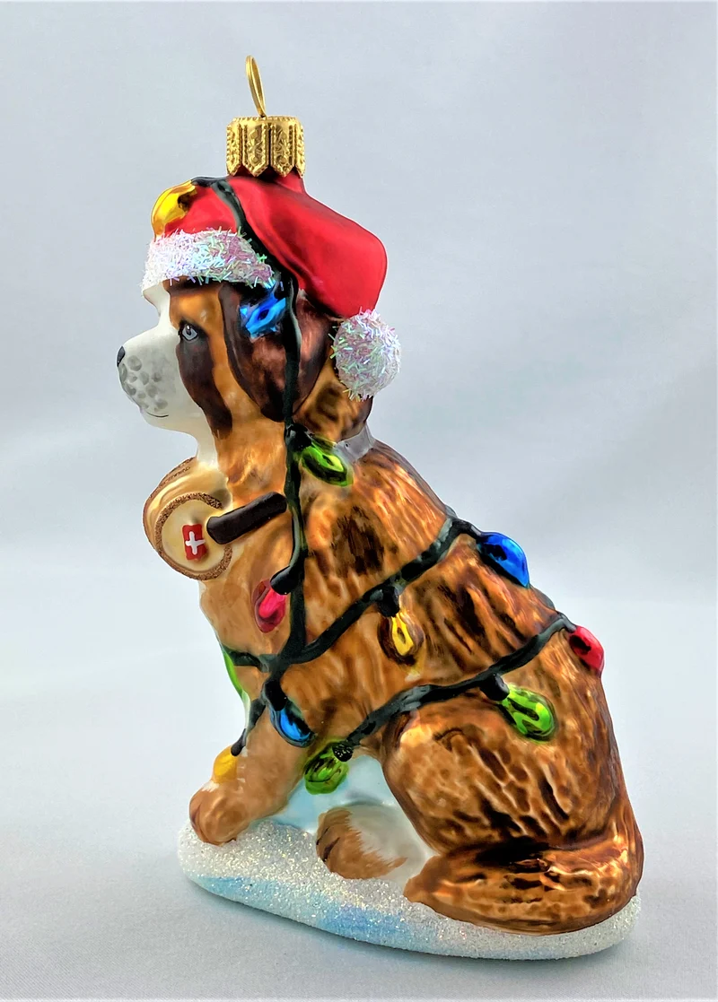 Bernhardiner spielt mit der Christ-Baum-Lichterkette