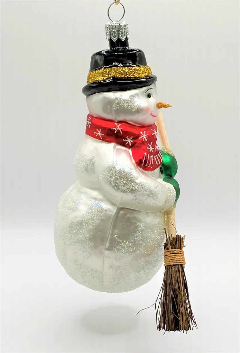 Schneemann mit Sternchen-Schal und Reisigbesen