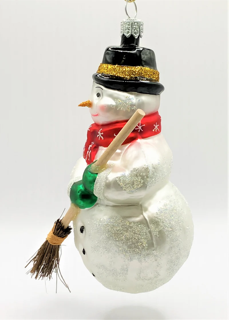 Schneemann mit Sternchen-Schal und Reisigbesen