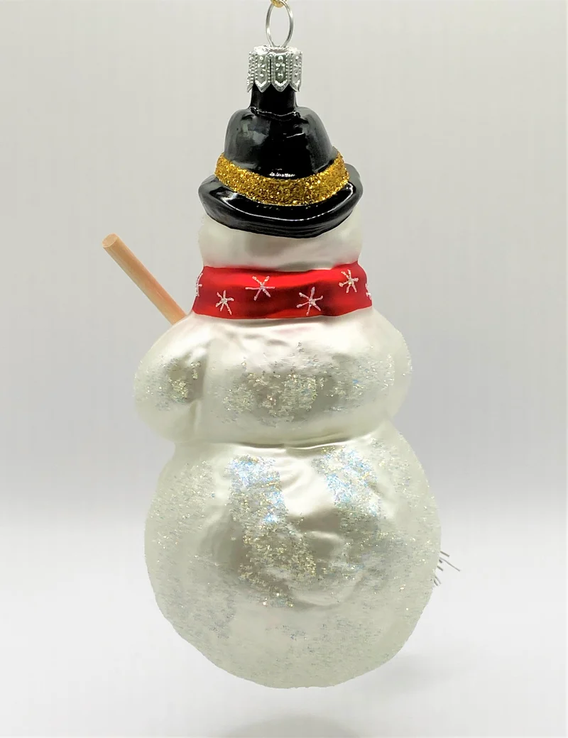Schneemann mit Sternchen-Schal und Reisigbesen