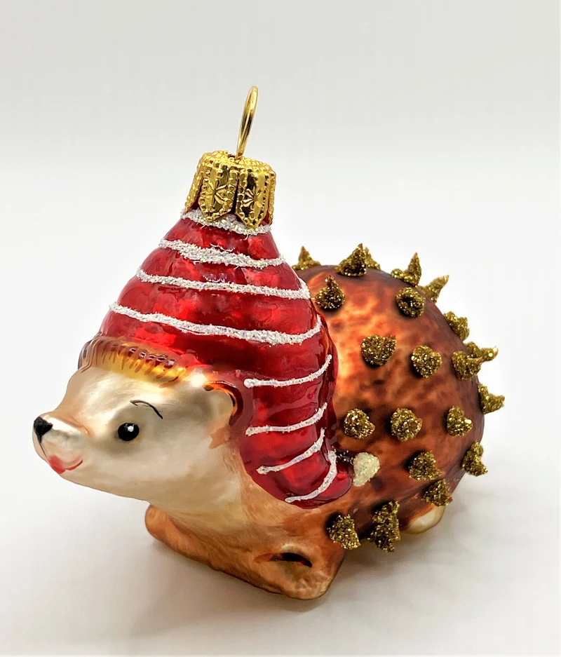Süsser Igel mit roter Bommel-Mütze