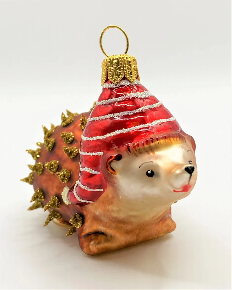 Süsser Igel mit roter Bommel-Mütze