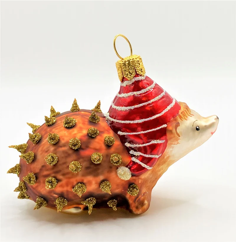 Süsser Igel mit roter Bommel-Mütze
