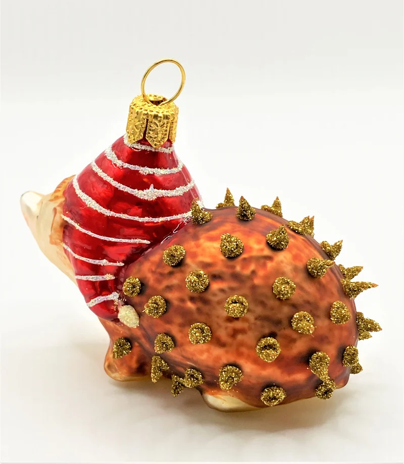 Süsser Igel mit roter Bommel-Mütze